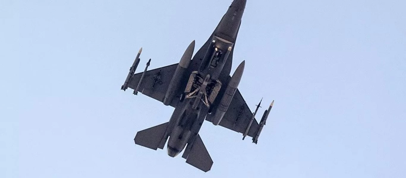 Βίντεο: F-16 πραγματοποιεί βαριά προσγείωση σε πλημμυρισμένο διάδρομο